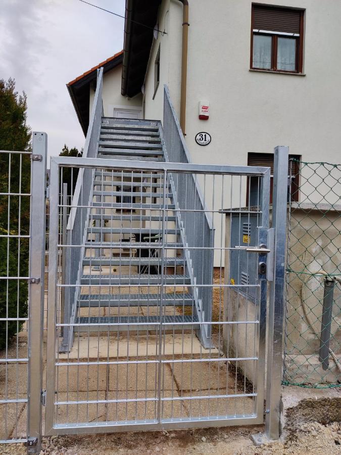 Holiday Home In Quiet Beautiful Area With Two Separate, Modern, Furnished Apartments Deutsch-Wagram Kültér fotó