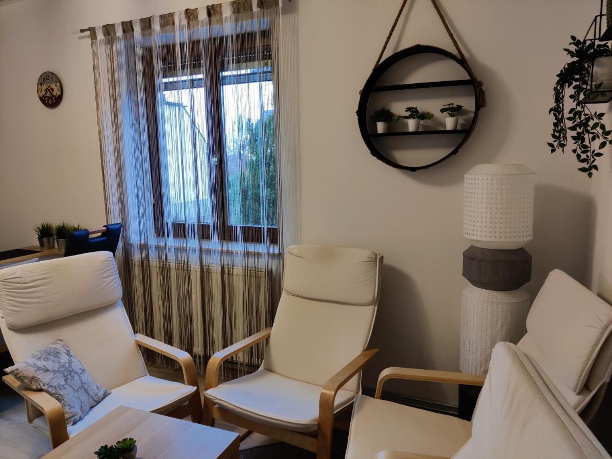 Holiday Home In Quiet Beautiful Area With Two Separate, Modern, Furnished Apartments Deutsch-Wagram Kültér fotó