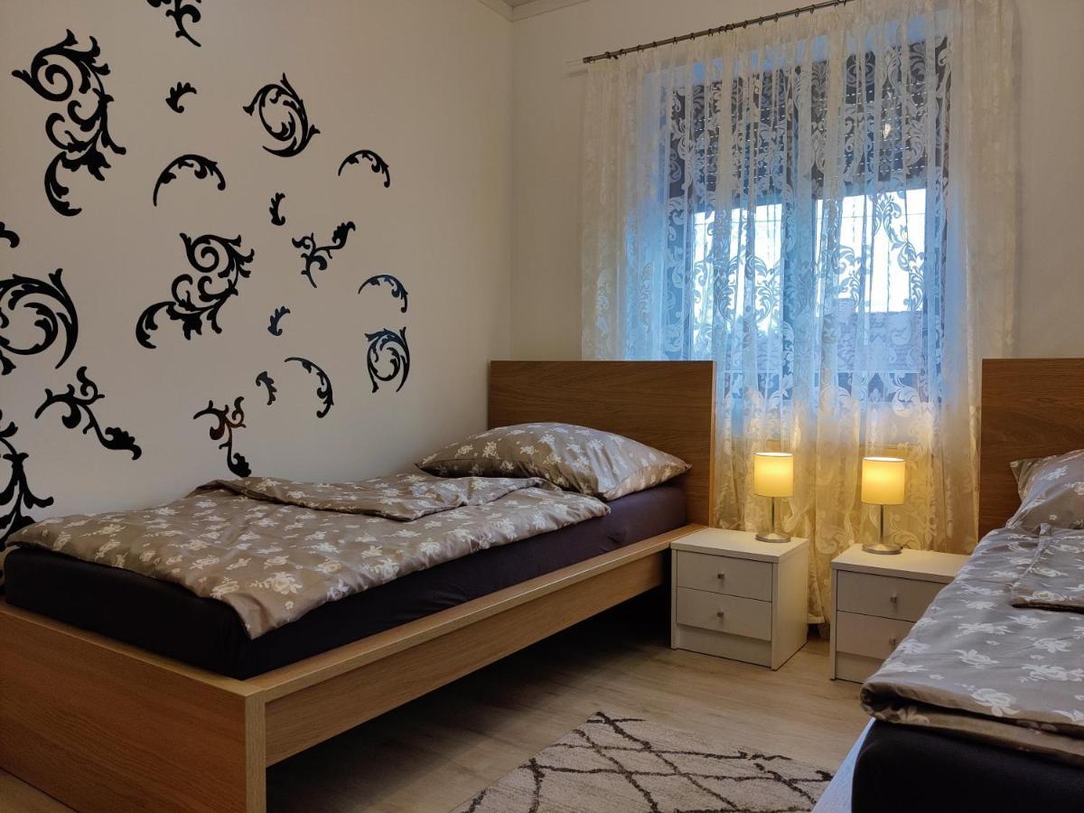 Holiday Home In Quiet Beautiful Area With Two Separate, Modern, Furnished Apartments Deutsch-Wagram Kültér fotó
